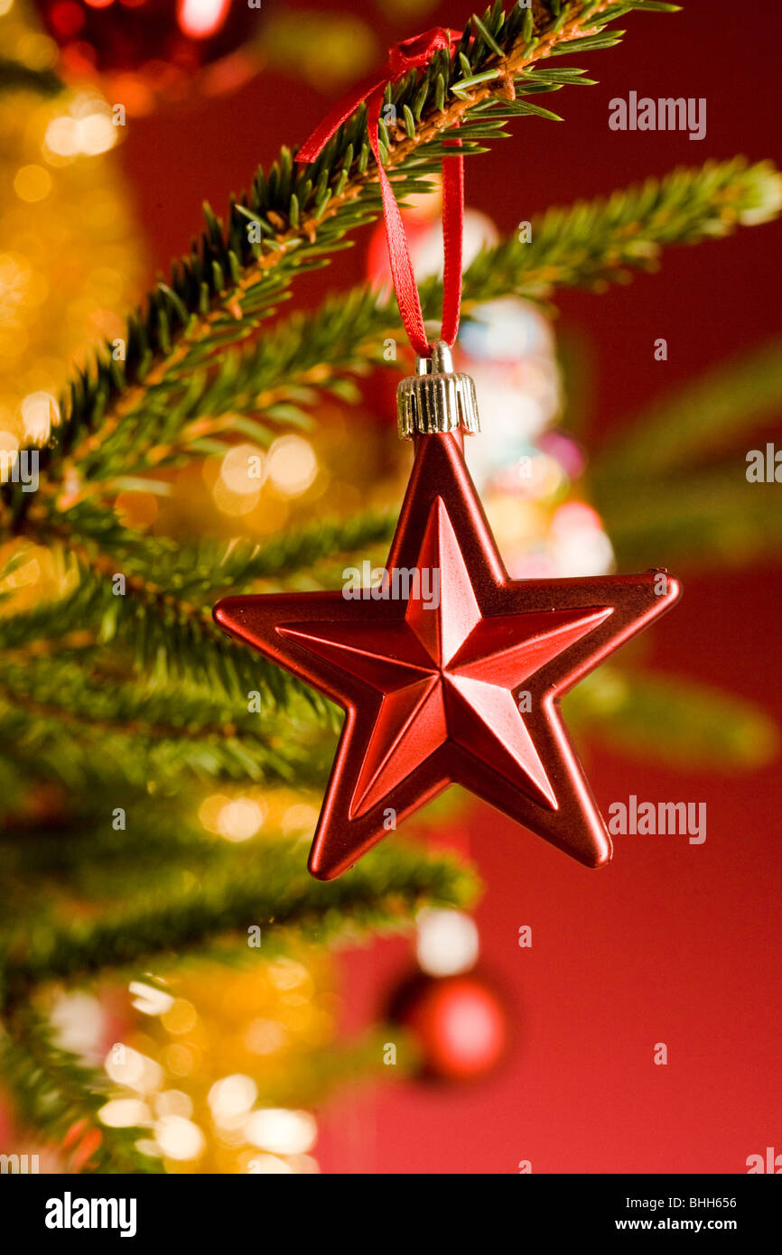 Un close-up di un albero di Natale decorato. Foto Stock