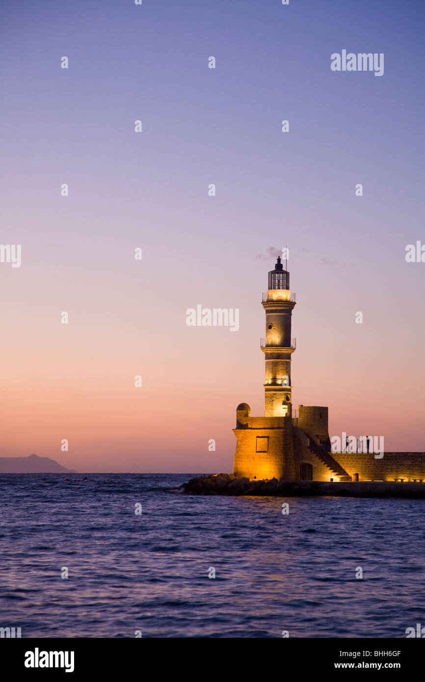Il faro veneziano all'entrata di Hania porto al tramonto, Creta, Grecia. Foto Stock