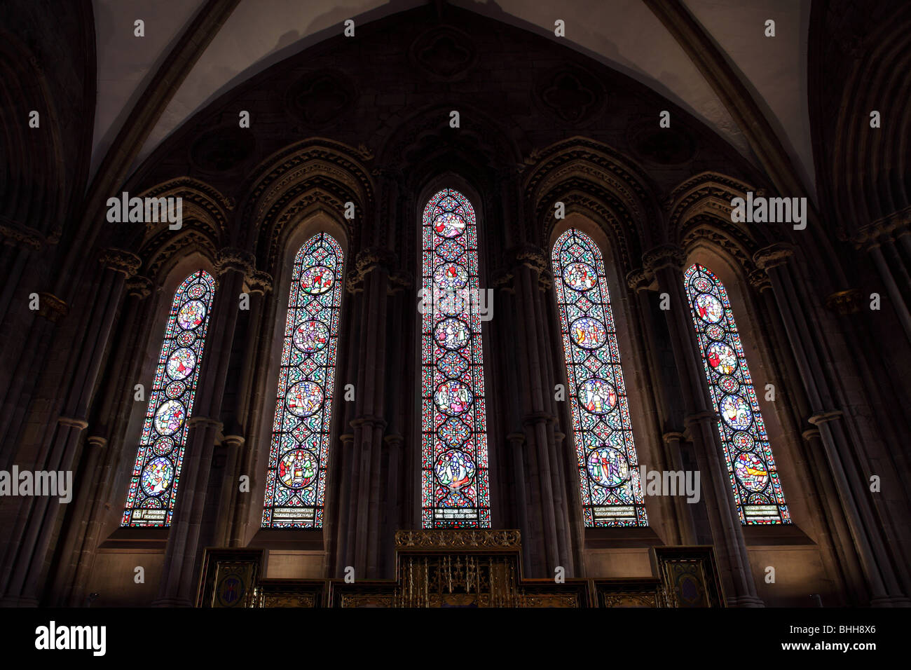 Situato nella cappella della Madonna in Hereford Cattedrale sono le finestre di vetro macchiate da Cottingham,un memoriale di Dean Merewether. Foto Stock