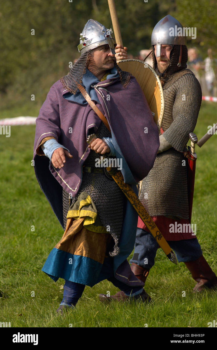 Battaglia hastings rievocazione Re Harold spada Foto Stock
