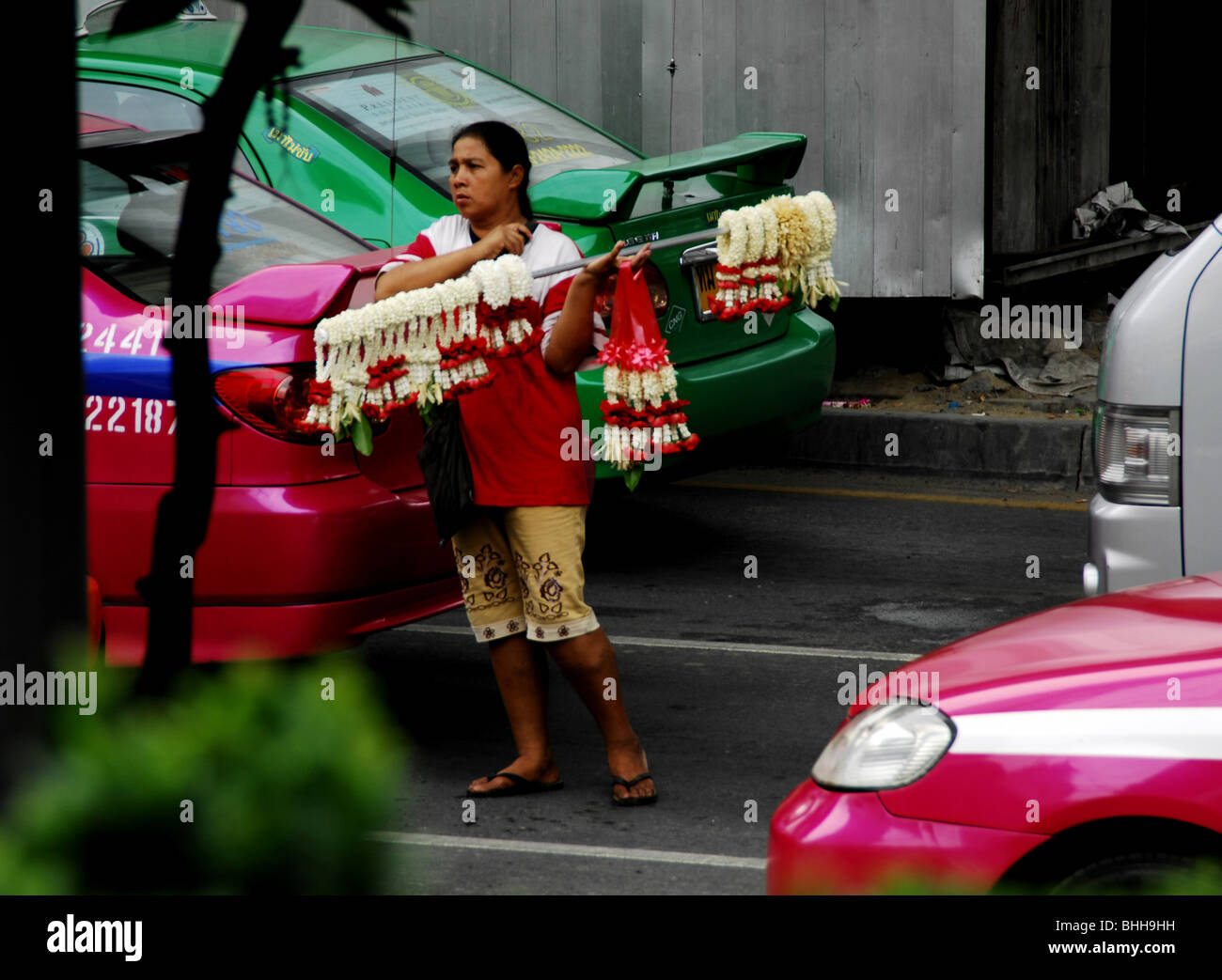 Ghirlanda di fiori, venditore Sukhumvit road , Bangkok , Thailandia Foto Stock