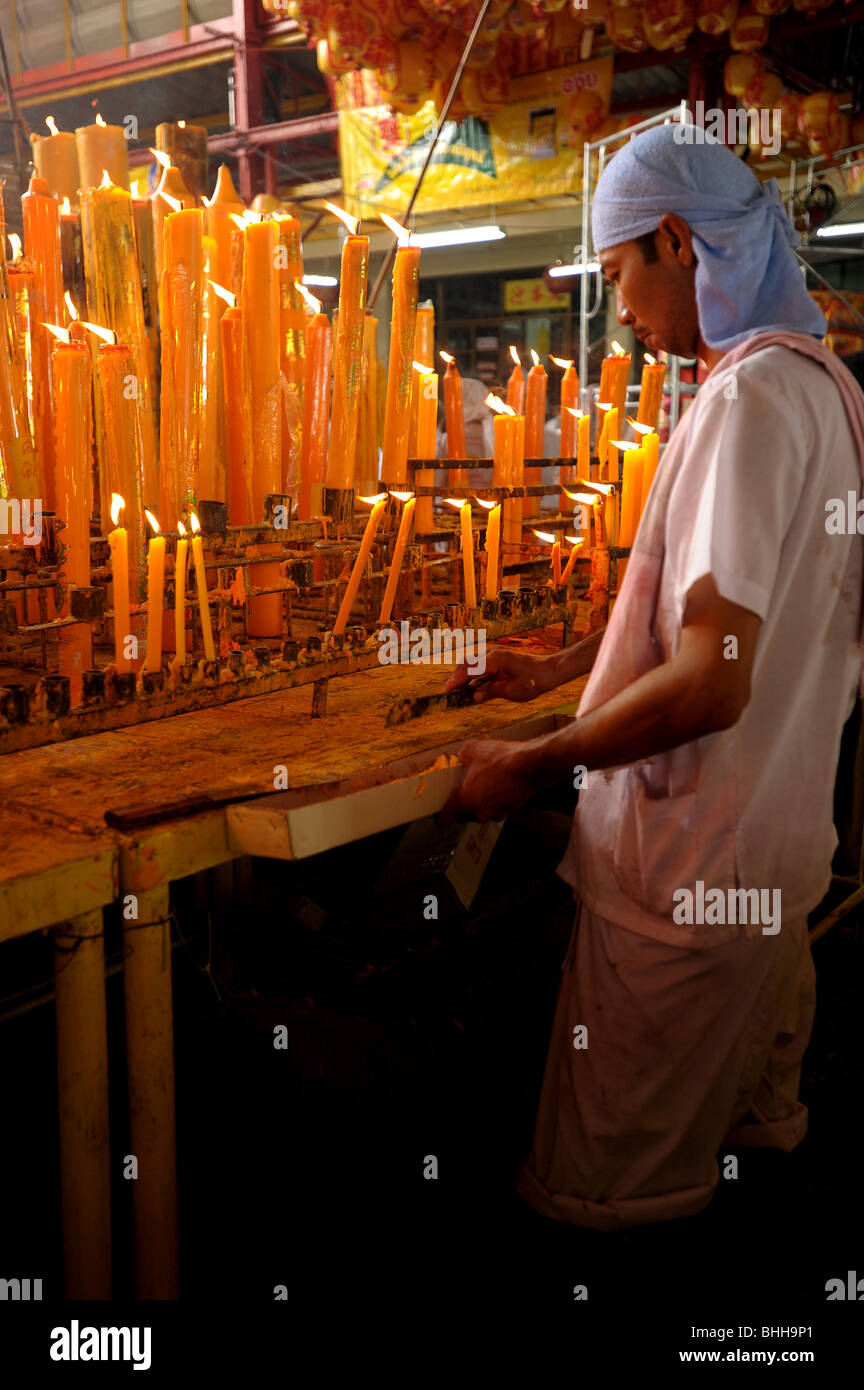 Uomo candela di illuminazione , vegetariana festival , Bangkok , Thailandia Foto Stock