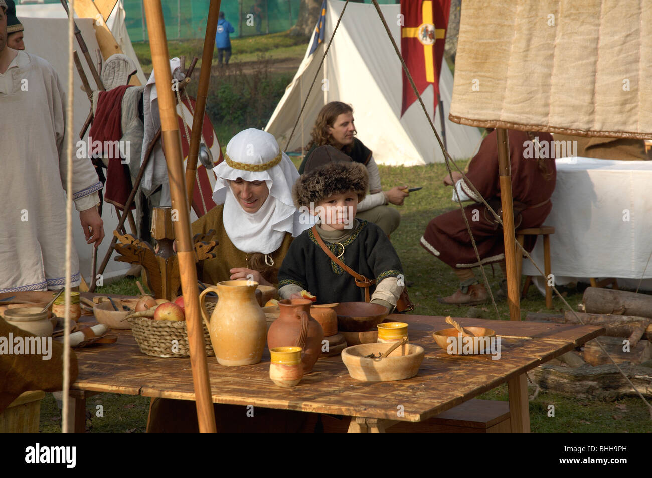 Battaglia hastings rievocazione lady cook camp per bambini Foto Stock