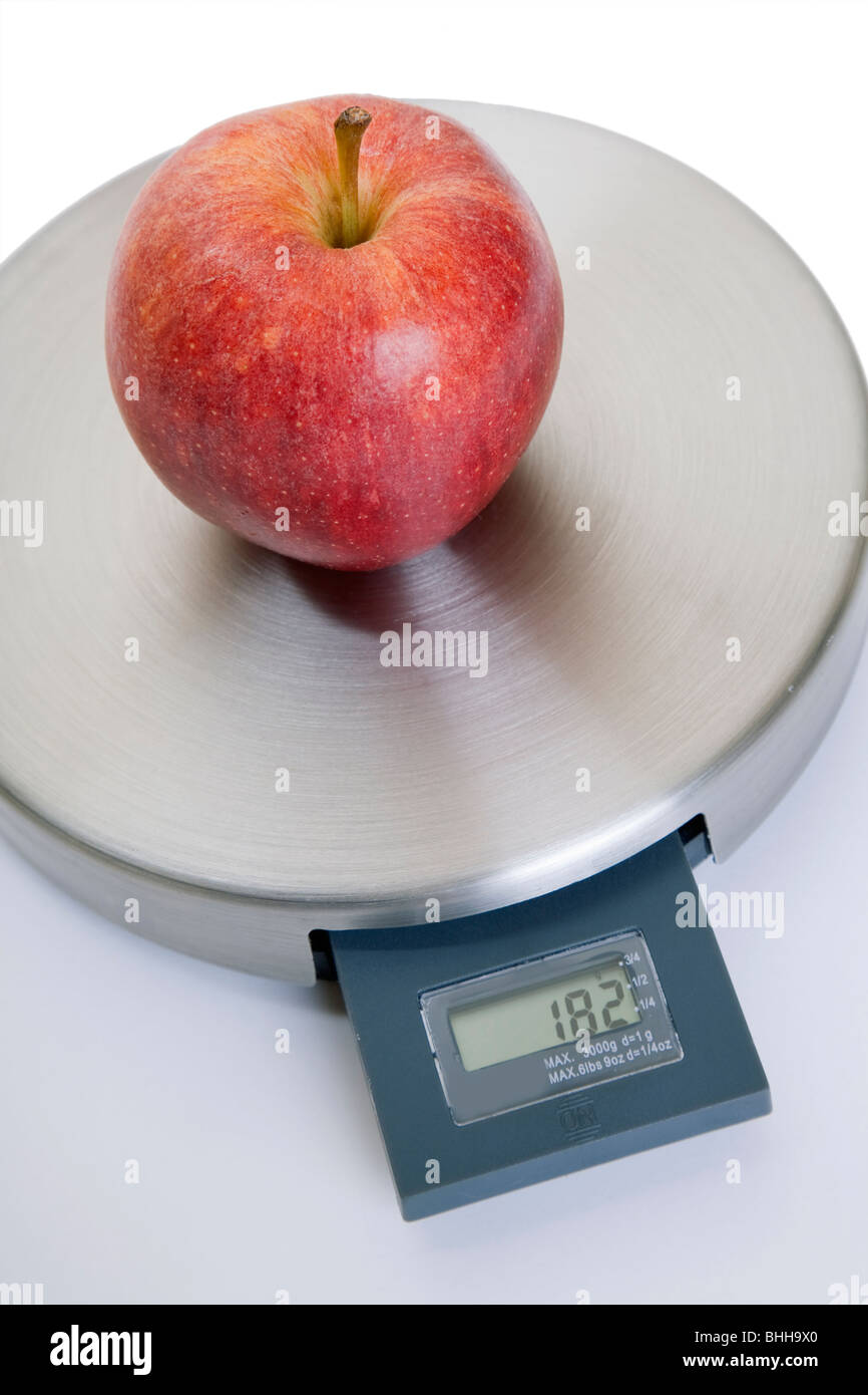 Dieta bilanciata concetto con un rosso Apple su scale moderni Foto Stock