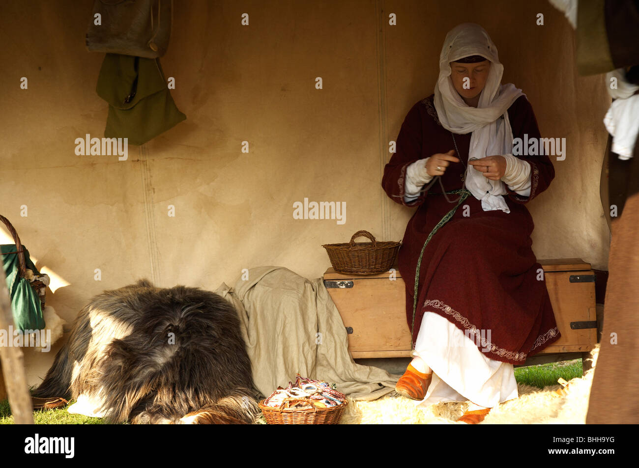 Battaglia hastings rievocazione lady cucire camp di cucitura Foto Stock