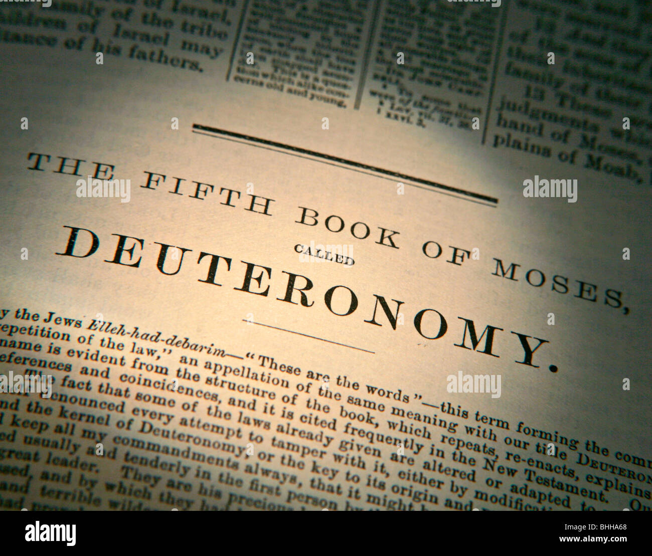 Il Vecchio Testamento, il Deuteronomio, Titolo pagina dalla versione di King James la Bibbia in lingua inglese Foto Stock