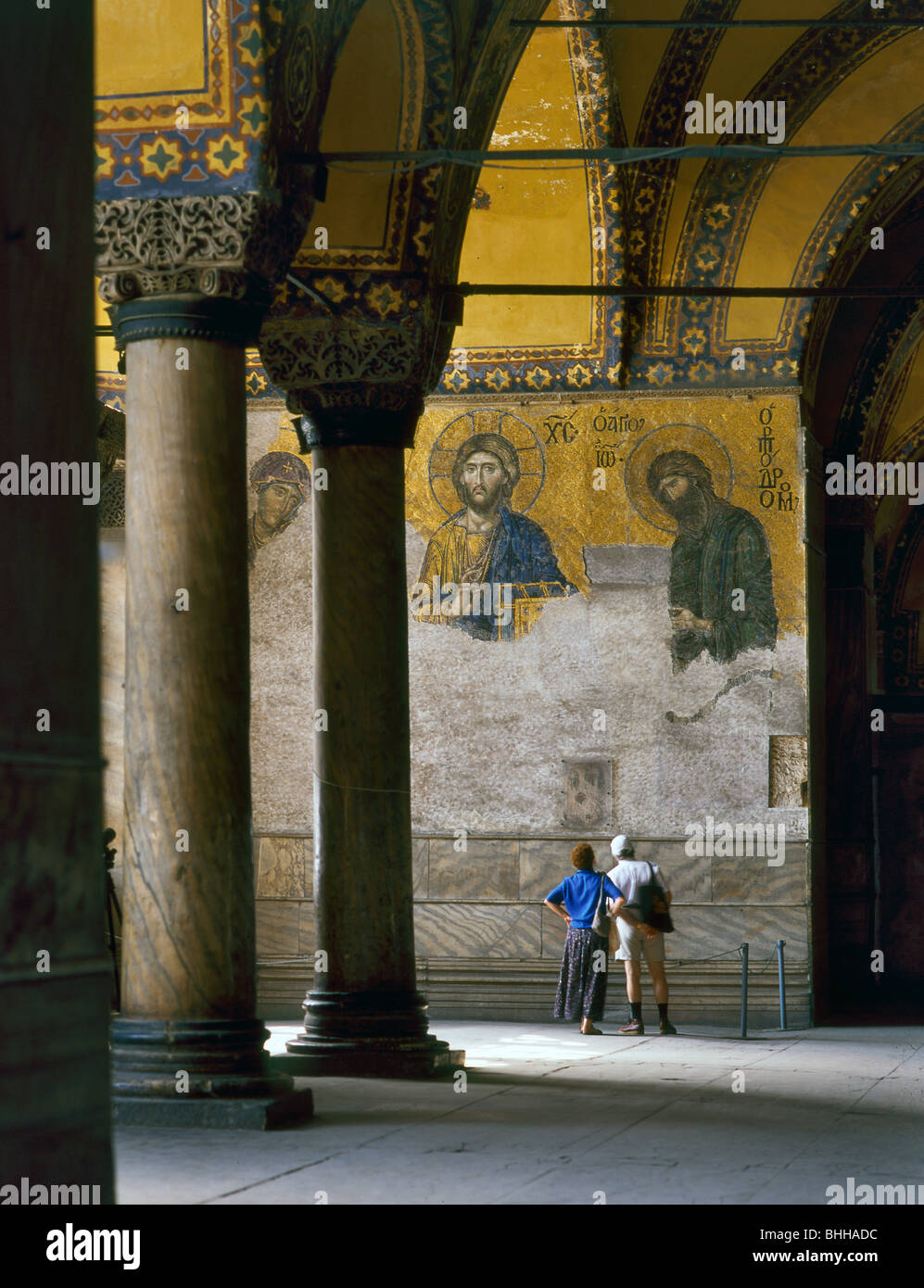 I turisti guardando ikonas in Hagia Sophia Istanbul Turchia. Foto Stock