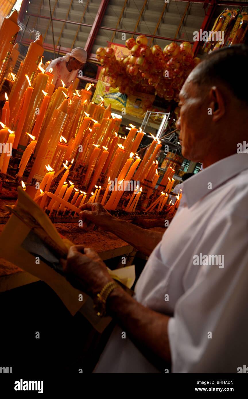 Uomo candela di illuminazione , vegetariana festival , Bangkok , Thailandia Foto Stock