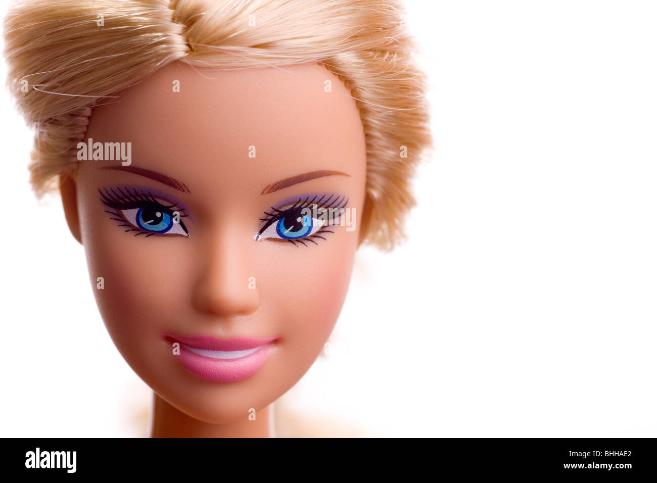 Close-up di una bambola Barbie faccia con capelli biondi e occhi blu Foto  stock - Alamy