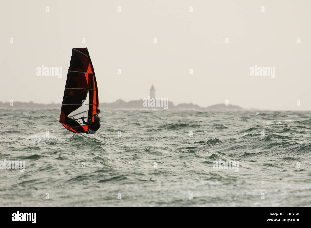 Un windsurf una giornata di vento, Svezia. Foto Stock