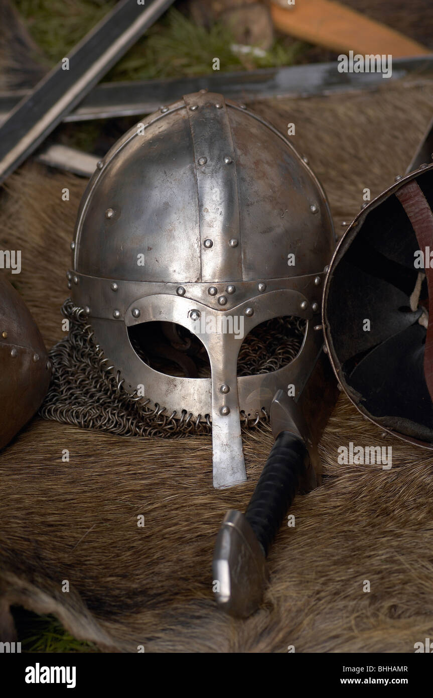Battaglia hastings rievocazione casco spada fur PT Foto Stock