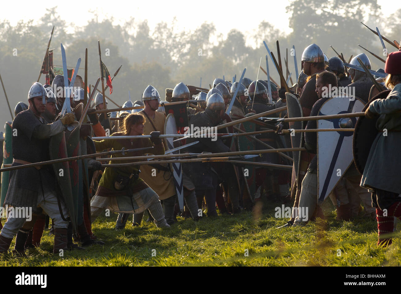 Battaglia hastings rievocazione casco spada lancia L Foto Stock