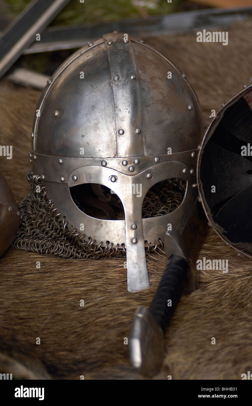 Battaglia hastings rievocazione casco spada fur PT Foto Stock