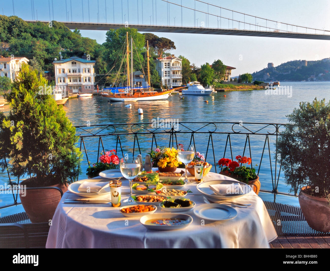 Una tabella di Mezes a Bosphorus Istanbul Turchia Foto Stock
