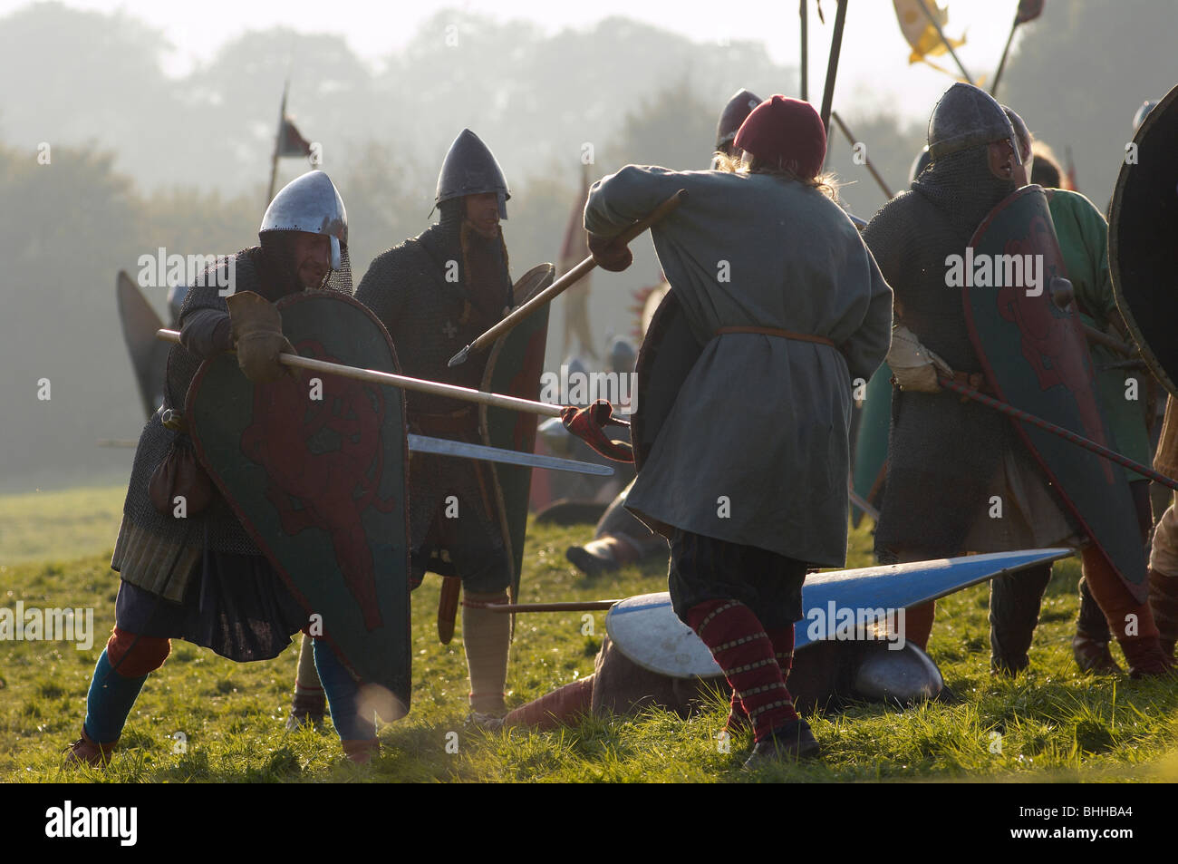 Battaglia hastings rievocazione casco spada lancia L Foto Stock