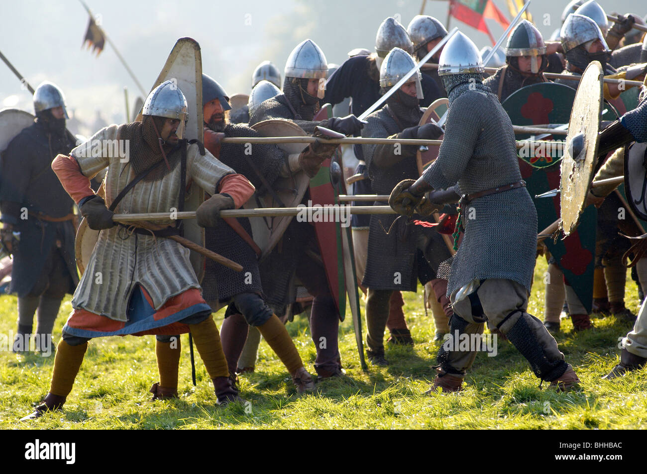 Battaglia hastings rievocazione casco spada lancia L Foto Stock