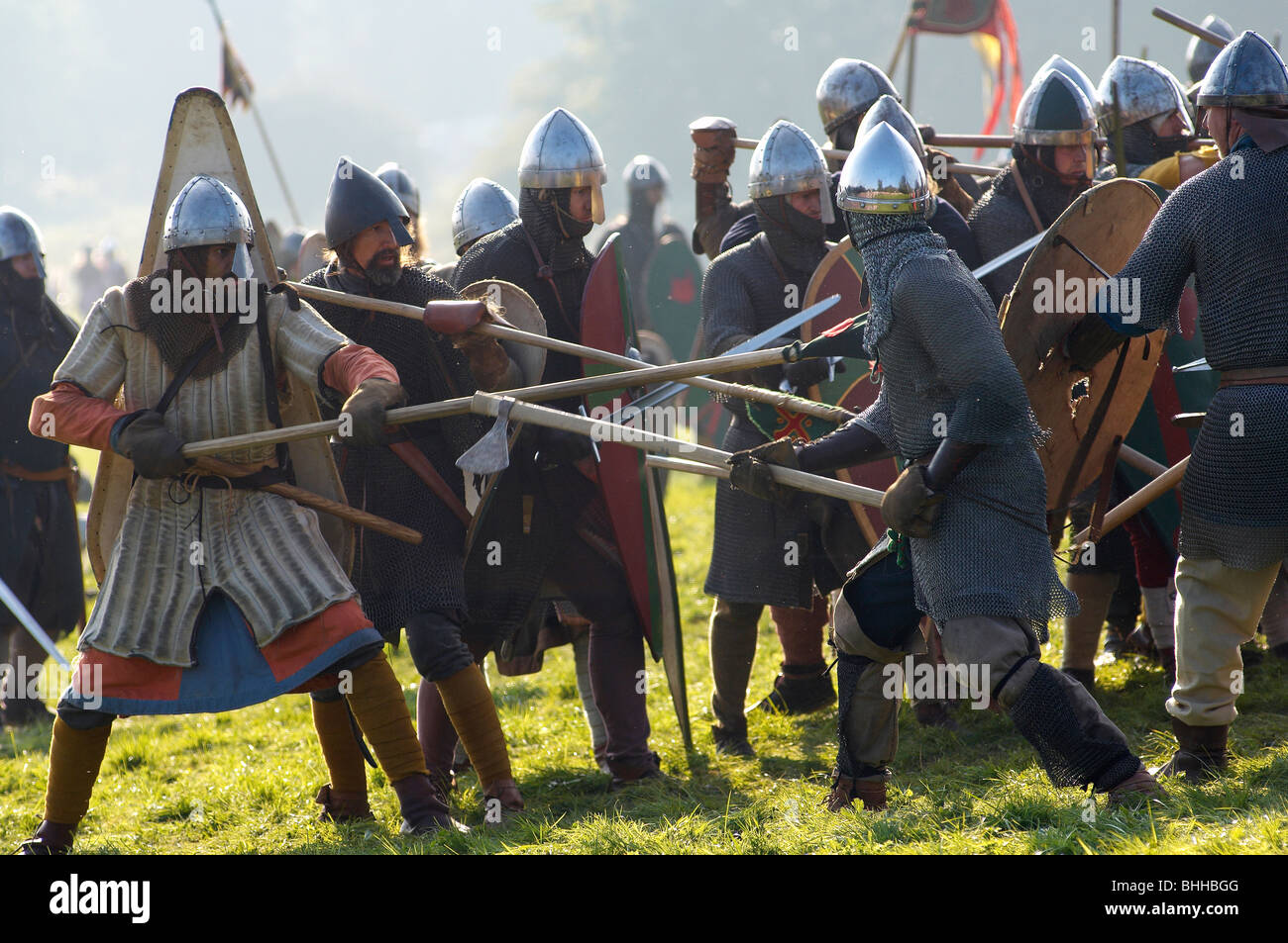 Battaglia hastings rievocazione casco lancia la spada Foto Stock