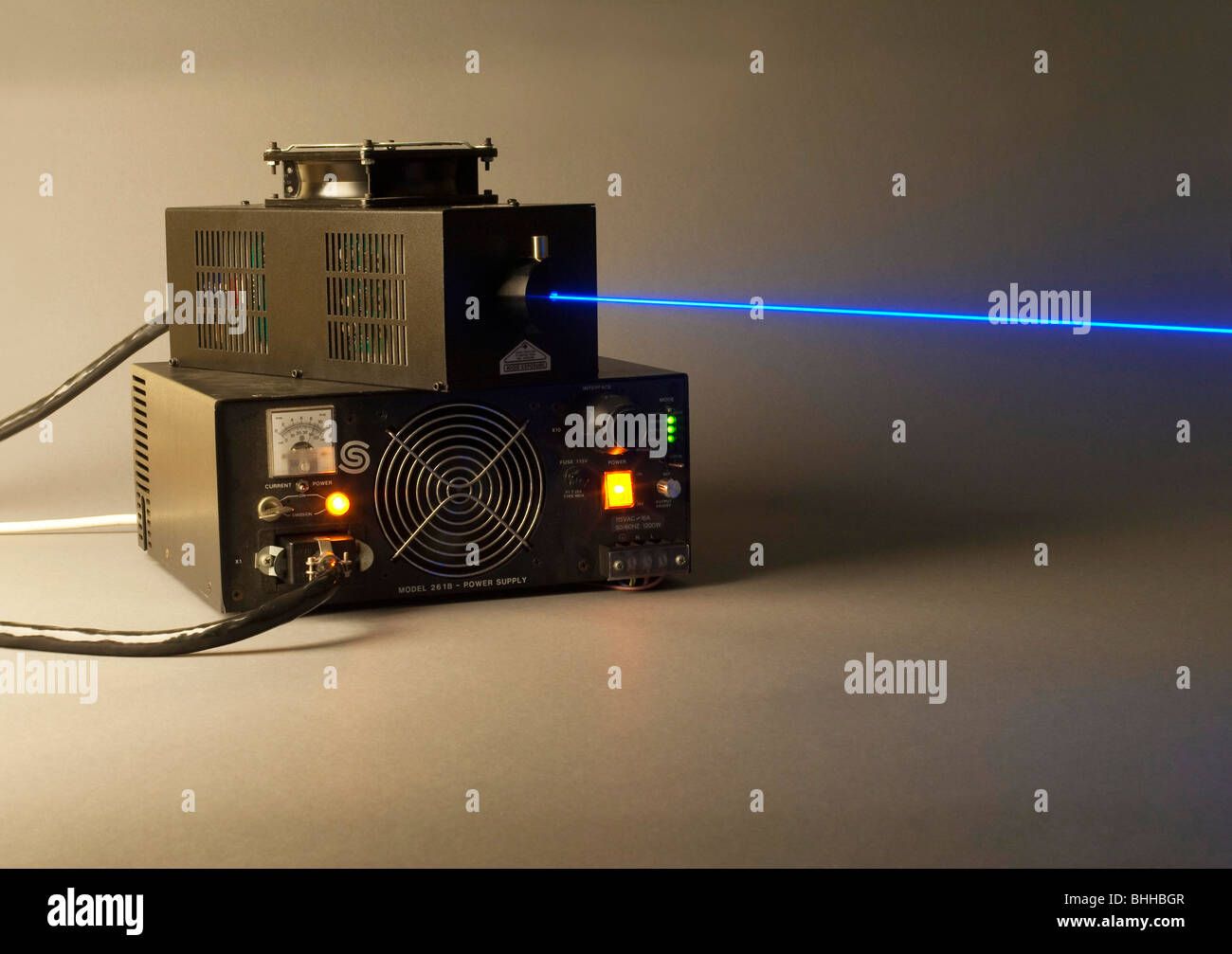 Ione argon gas producendo laser blu 488nm di lunghezza d'onda il fascio Foto Stock