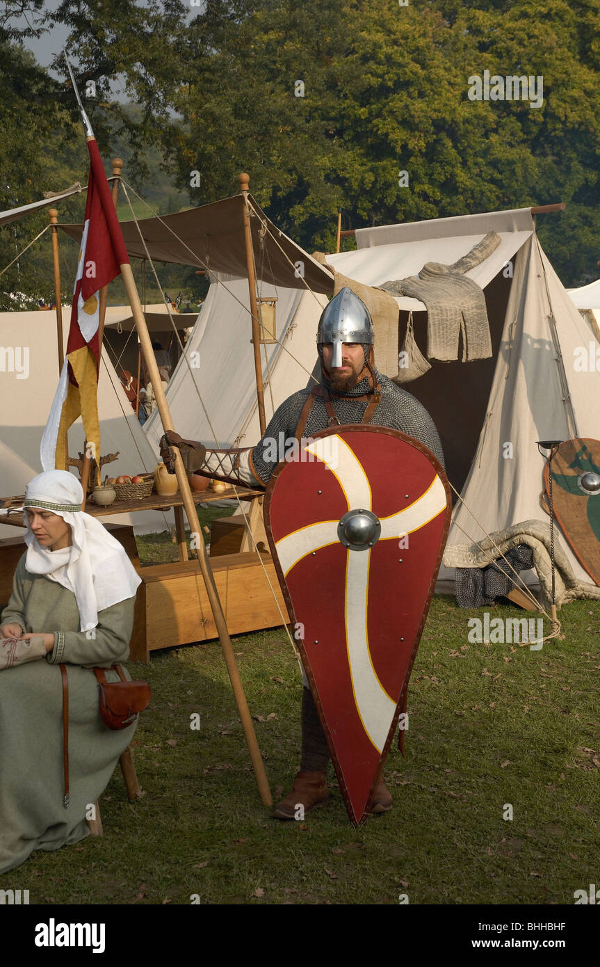 Battaglia hastings rievocazione casco spada lancia L Foto Stock