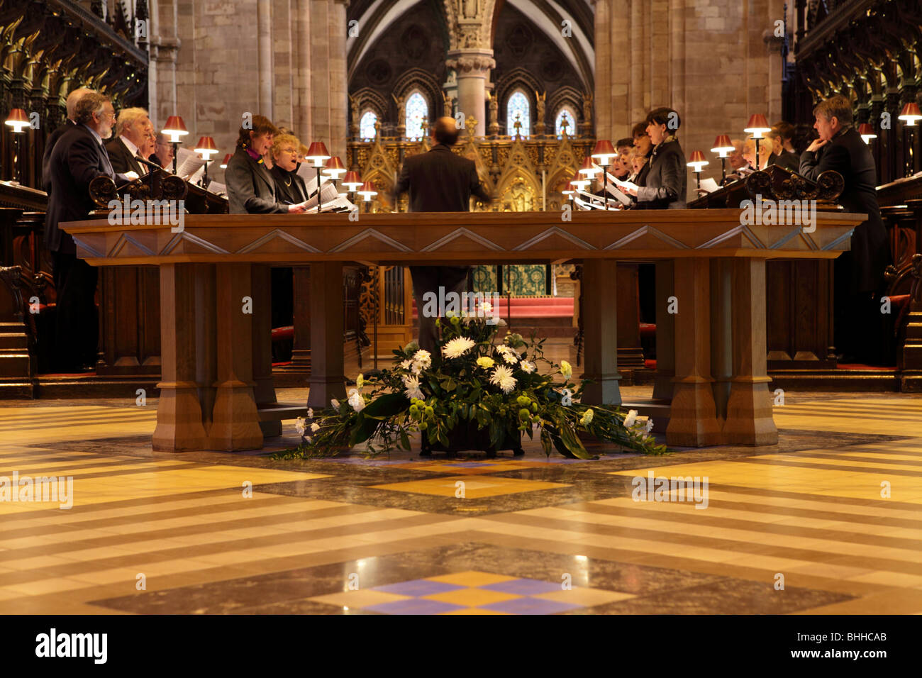 Posizionato appena al di là della mensa il coro sessione di pratica a Hereford cattedrale,splendida inni cantate splendidamente. Foto Stock