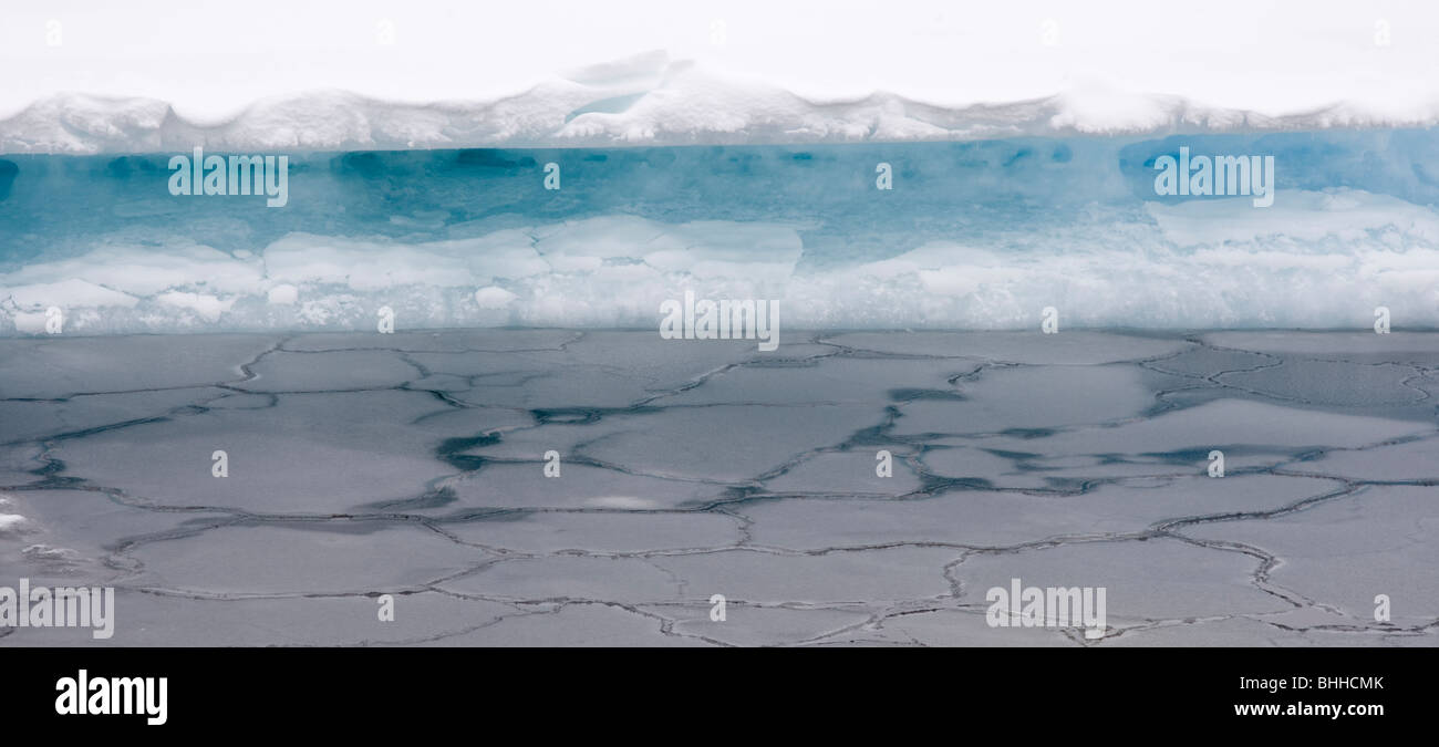 Modello di ghiaccio e di ghiaccio di moto, Spitsbergen, Svalbard, Norvegia. Foto Stock
