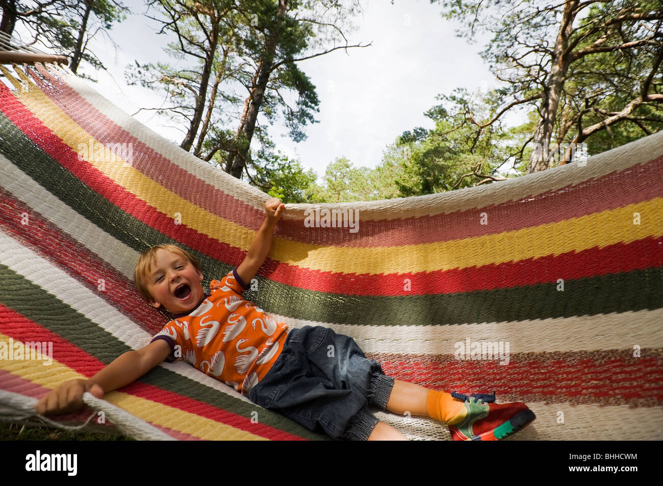 Un ragazzo in una amaca, Svezia. Foto Stock