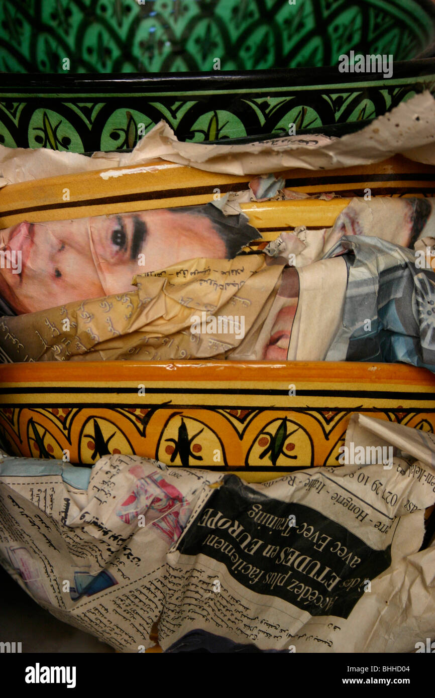 Bocce marocchino, avvolti in un giornale e accatastati in pile, in stallo in un bazar in Marocco Foto Stock