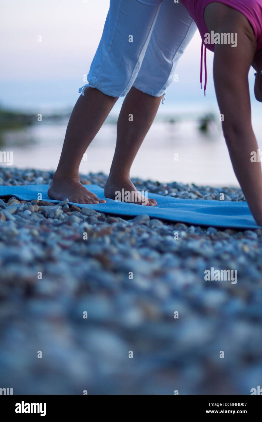 Una donna fare yoga, Gotland (Svezia). Foto Stock