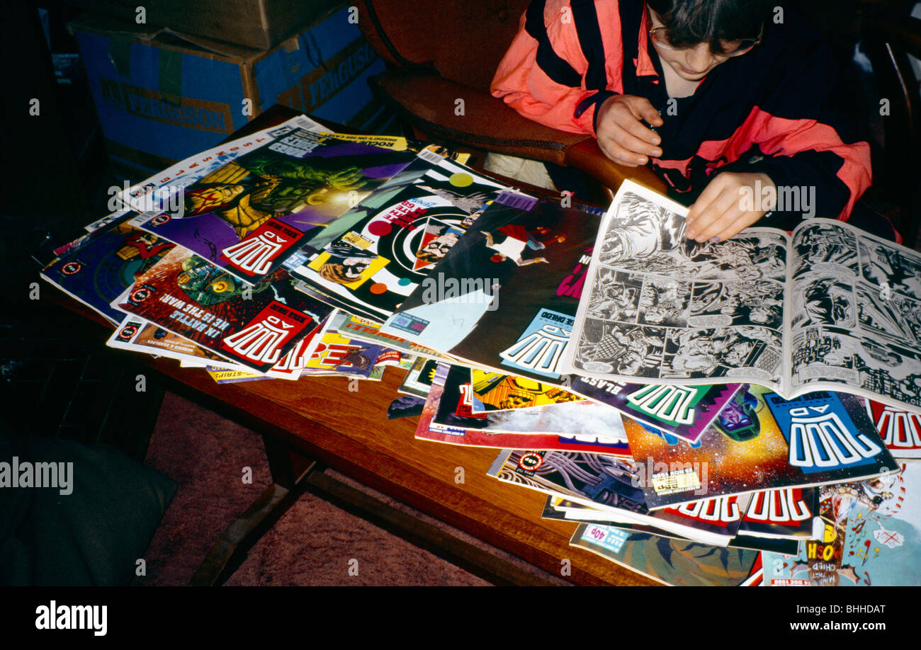 Ragazzo con raccolta di 2000 Annuncio Judge Dredd Comics Foto Stock