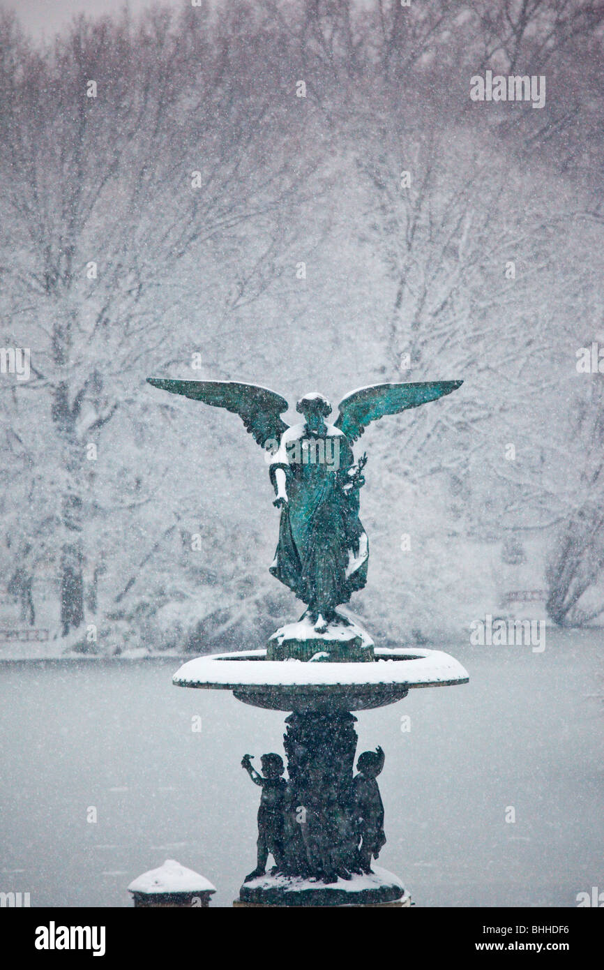 Fontana di Bethesda in una tempesta di neve nel Central Park di New York City Foto Stock