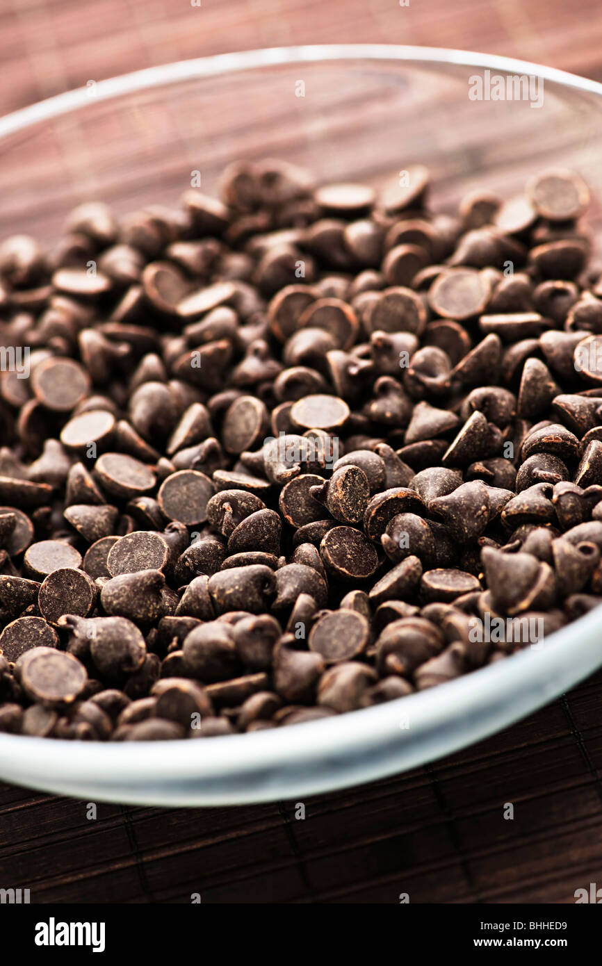 Ciotola di vetro dolce di scaglie di cioccolato fondente Foto Stock