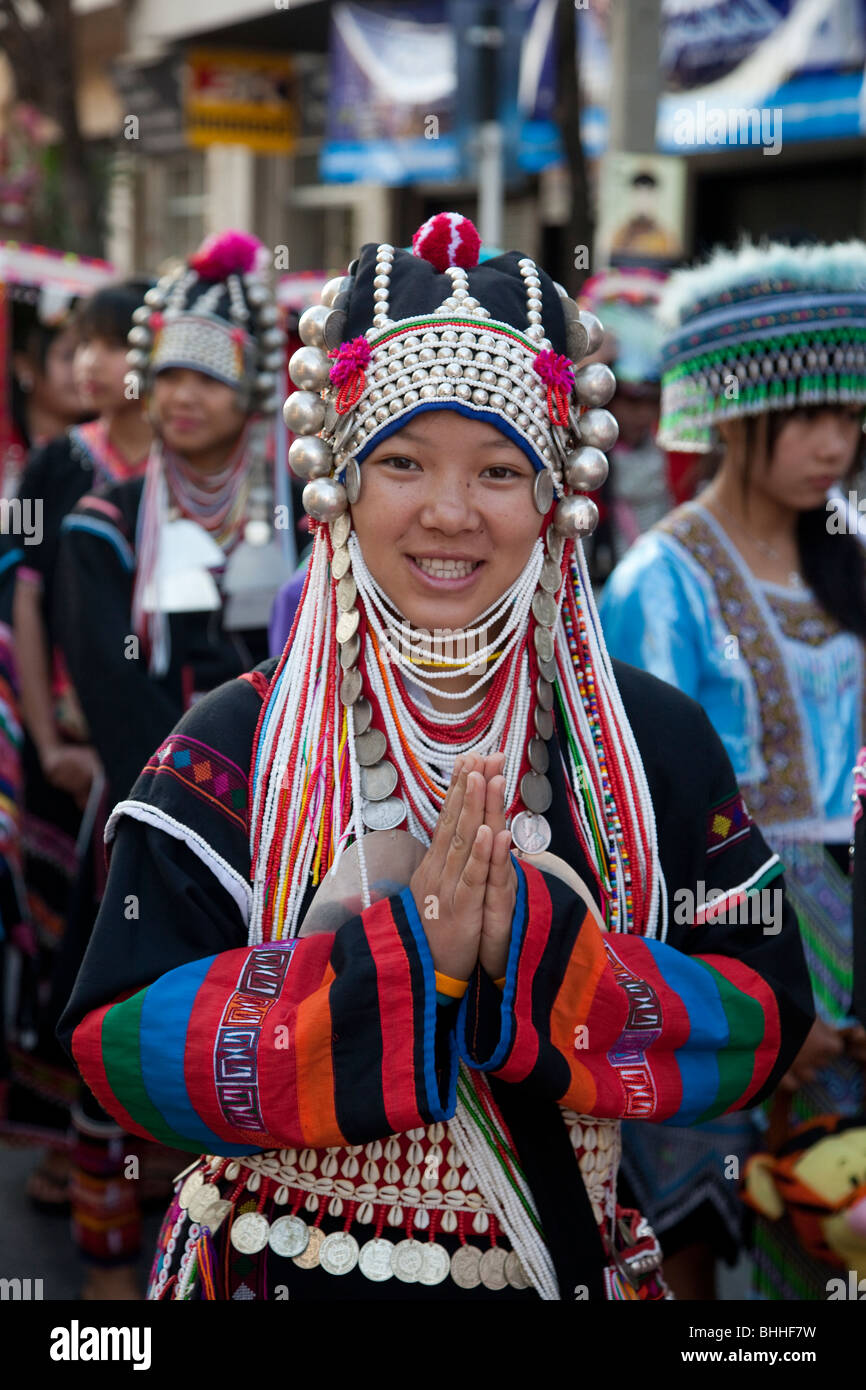 Coloratissimo abbigliamento femminile intessuto a mano e tradizionale  costume tribale headdress della donna Akha Hill Tribe nel nord della  Thailandia. Padaung, Asia Foto stock - Alamy