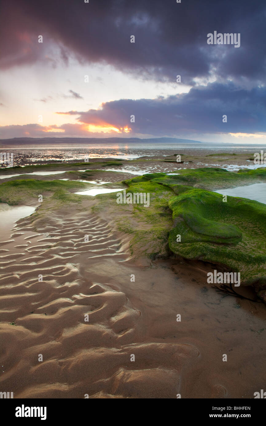 Fotografia verticale di bassa marea a Hilbre Island West Kirby, la pittoresca città sul fiume Dee Foto Stock