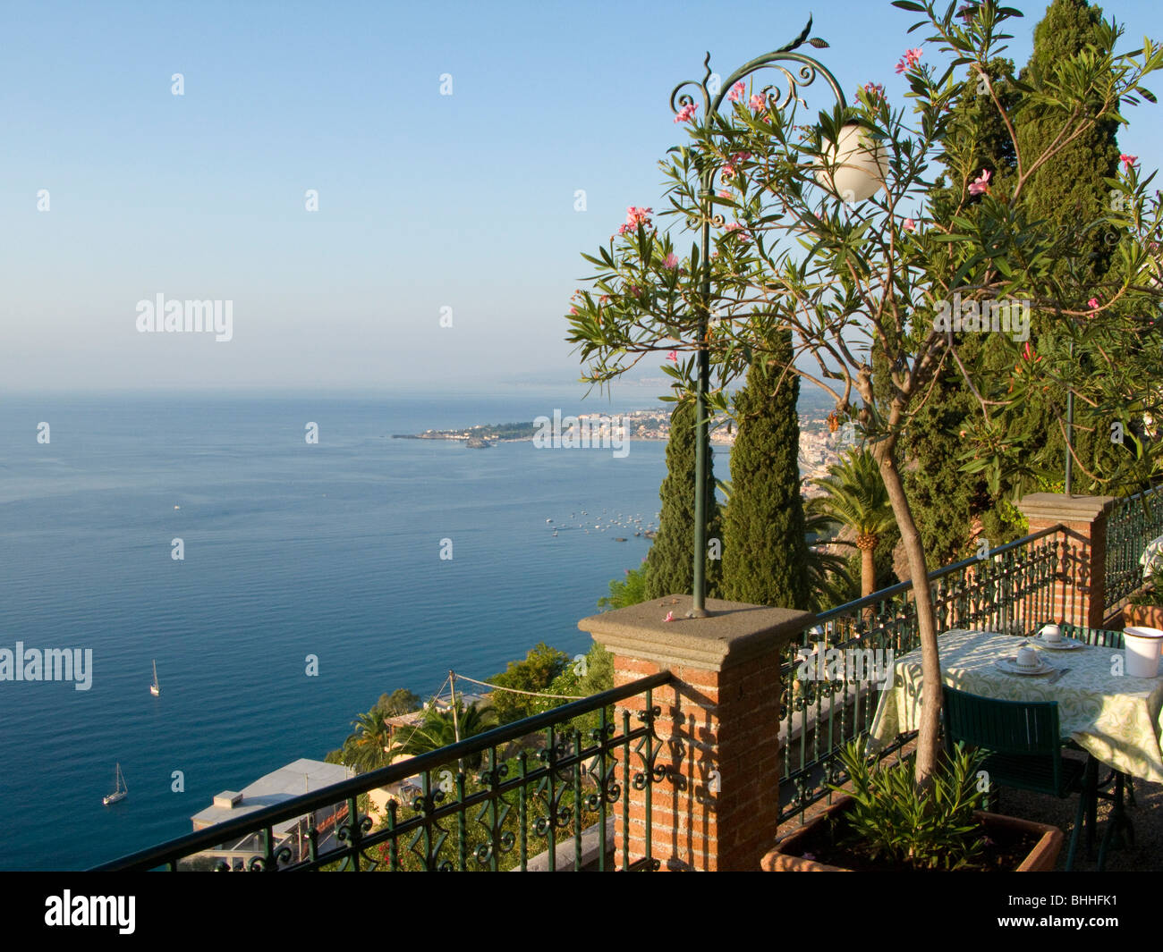 Vista su tutta la baia dalla terrazza a Villa Schuler, Taormina, Sicilia, Italia. Foto Stock