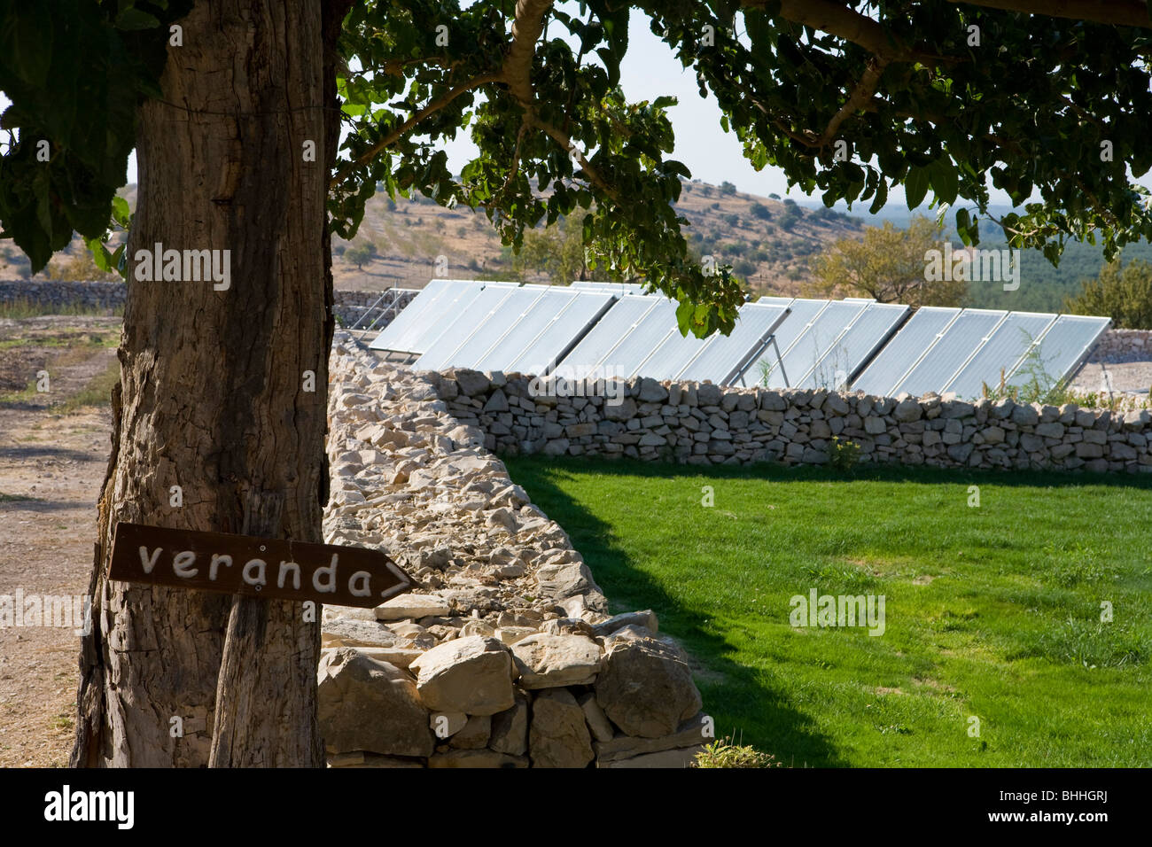 Pannelli solari a bordo di campi, Puglia, Italia Foto Stock