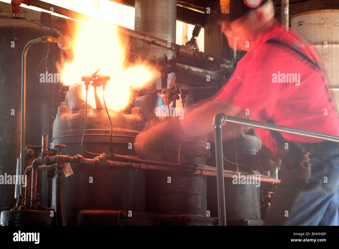 Illuminazione della candela a incandescenza bruciatore su un semi-diesel motore ad olio Foto Stock