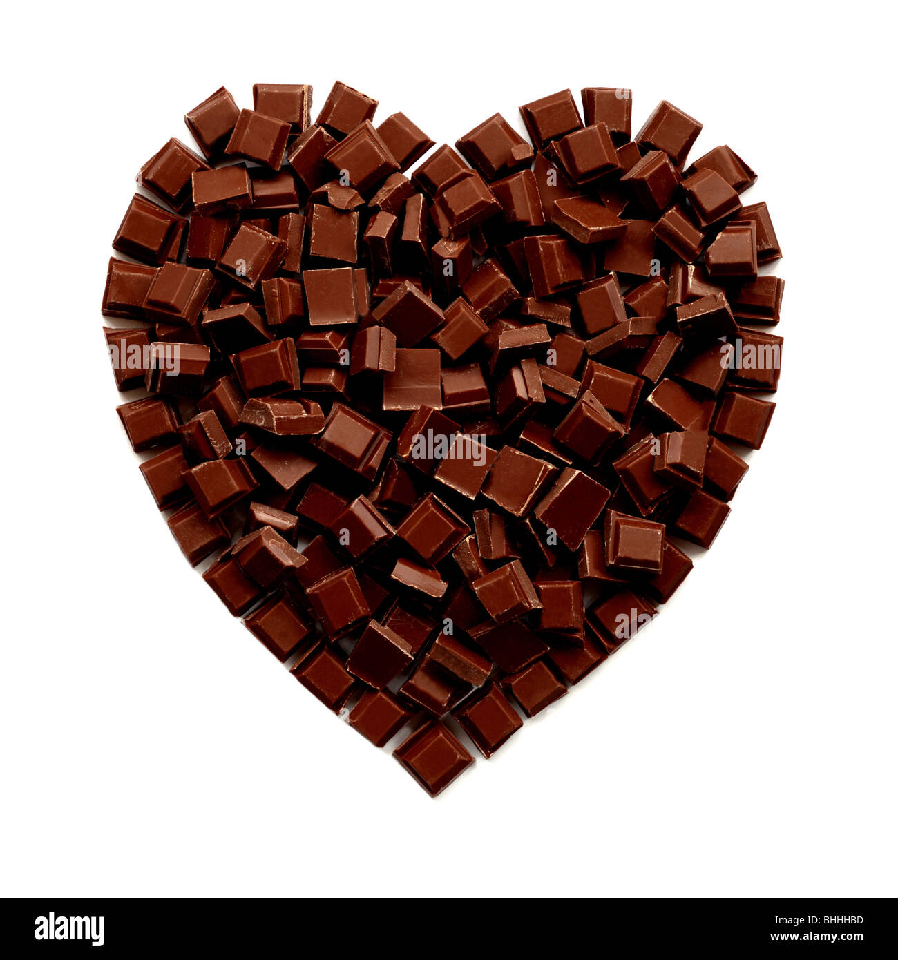 Pezzo di cioccolato a forma di cuore ad simbolo su sfondo bianco Foto Stock