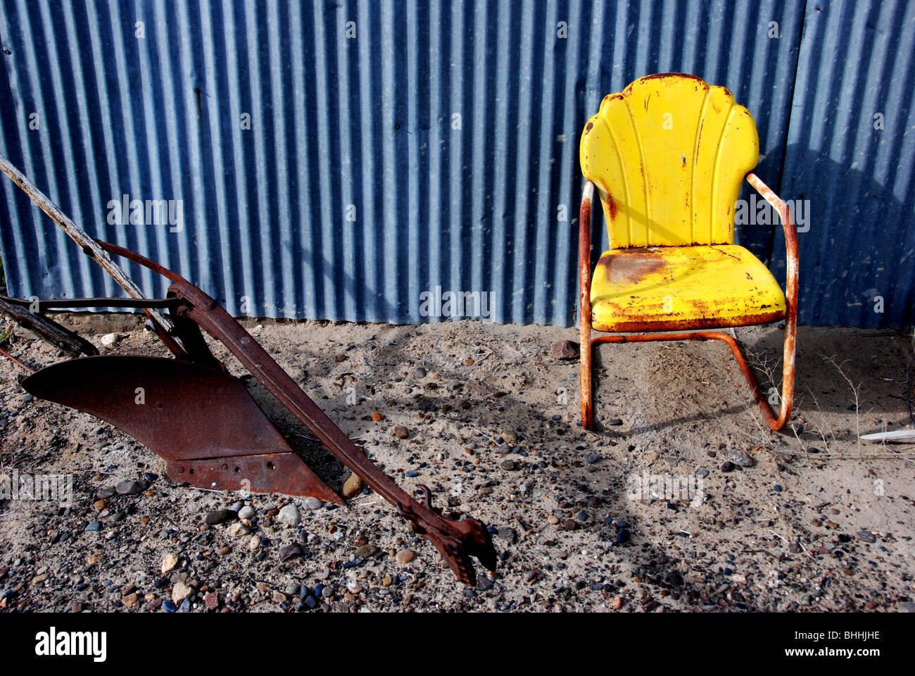 Stati Uniti d'America, Idaho, Owyhee County, i coloni' Home sul fiume Snake, vecchio aratro e sedia Foto Stock