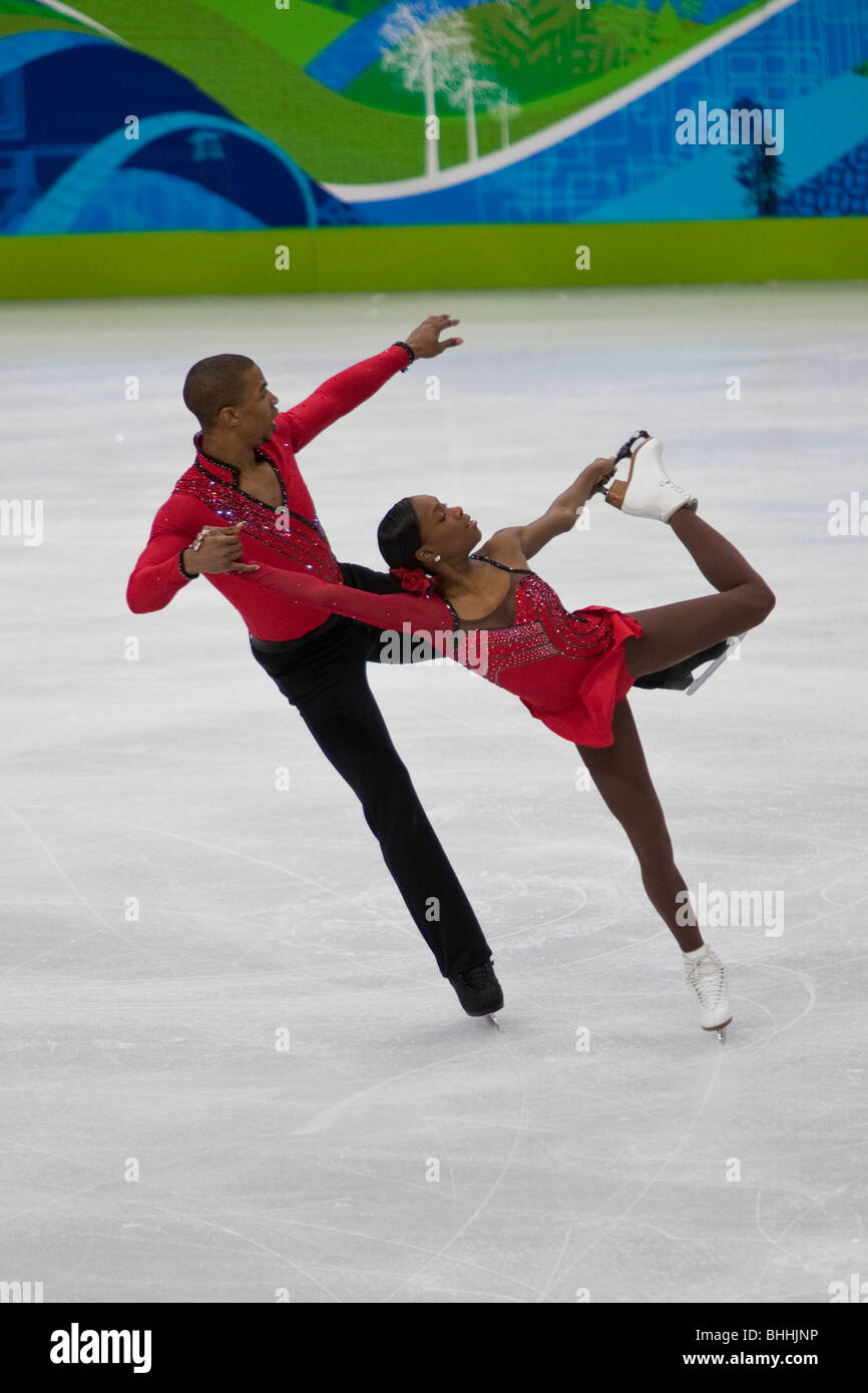 Vanessa James e Yannick Bonheur (FRA) concorrenti in coppie a breve le Olimpiadi Invernali 2010, Vancouver, British Columbia Foto Stock
