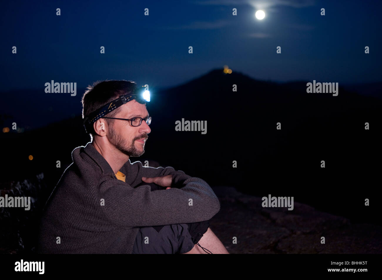 Udienza rocciatore indossando proiettore su Battert rocce vicino Baden-Baden di notte, Baden-Wuerttemberg, Germania Foto Stock