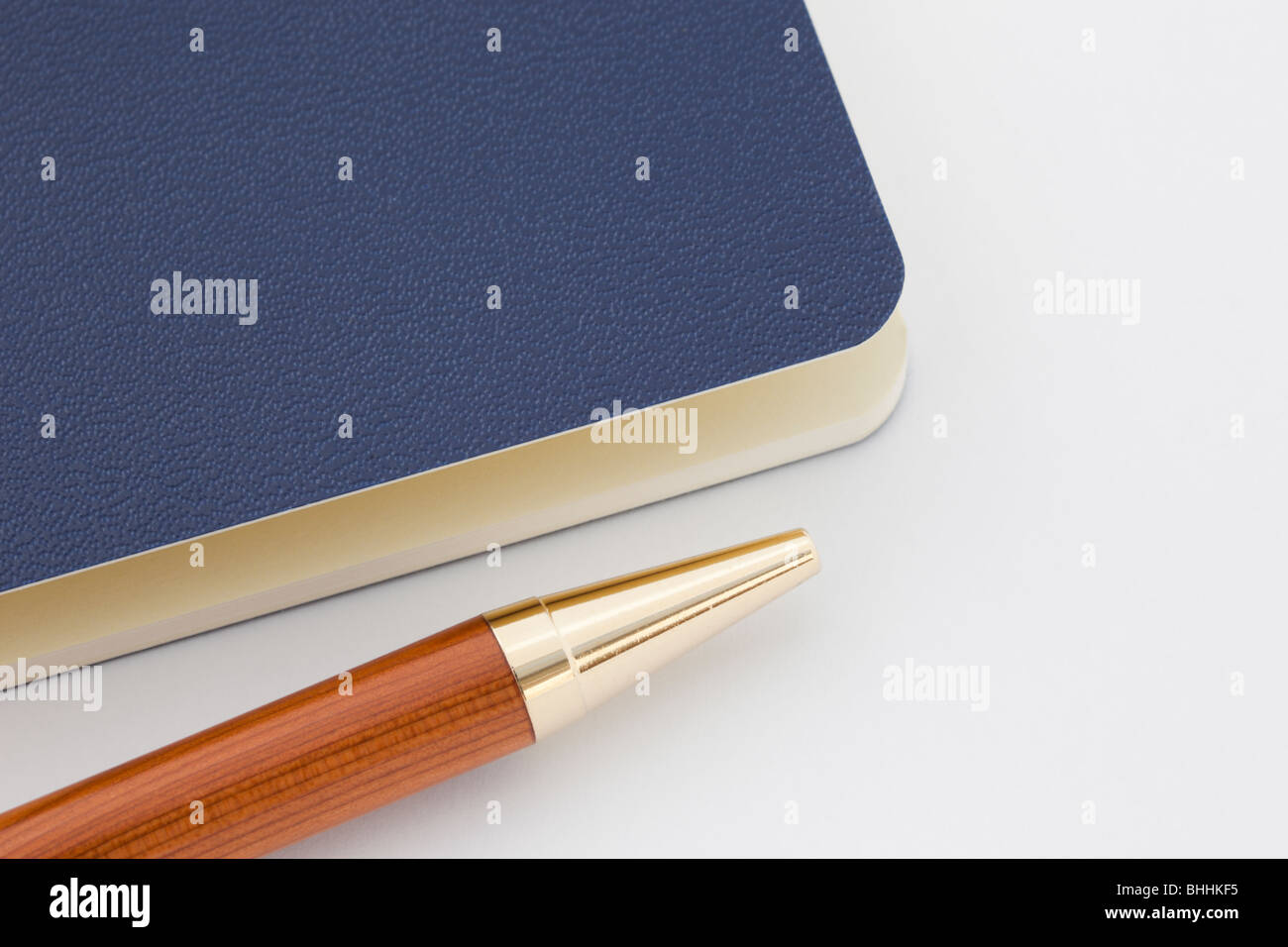 Close-up di un blu moleskine notebook con una tavola di legno con penna a  sfera su uno sfondo bianco per copiare lo spazio Foto stock - Alamy