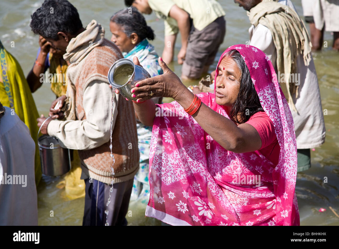 Donna indù eseguendo il rituale puja. Sangam (la confluenza del Gange e del fiume Yamuna Allahabad). India Foto Stock