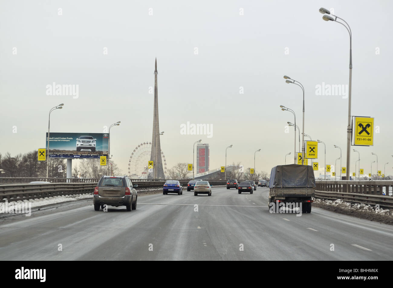 Mosca in inverno. 'Prospettiva Mira' street a VDNH regione. Banca Raiffeisen pubblicità sui lampioni. Foto Stock