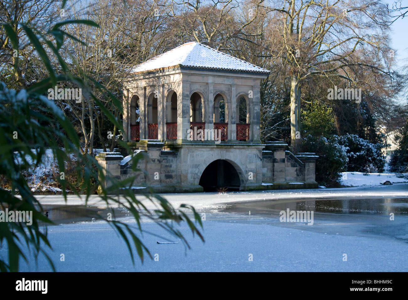 Stile Italiano edificio sul lago nella neve in Birkenhead Park Foto Stock