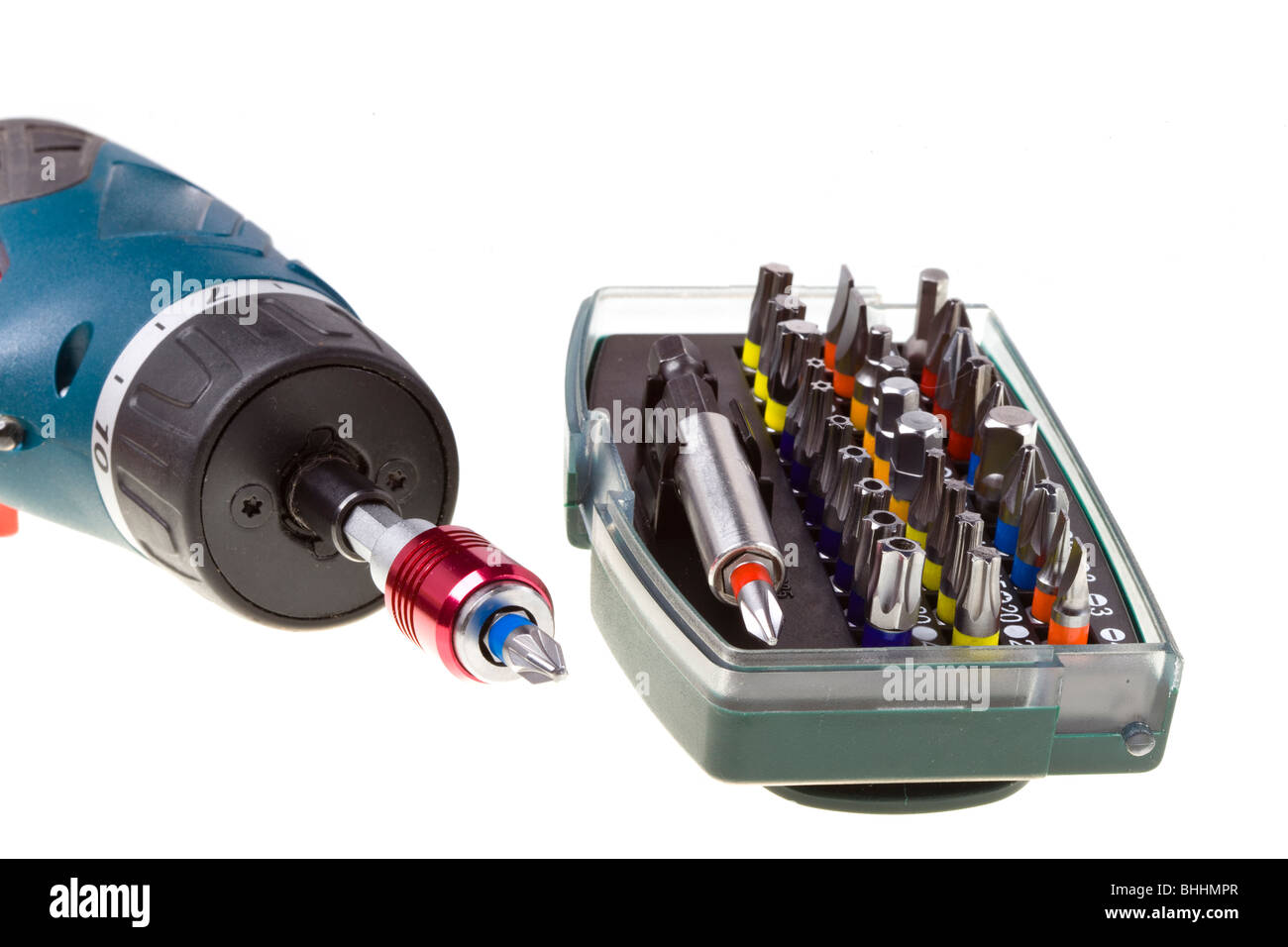Drill-cacciavite elettrico di memorizzazione e un insieme di ugelli su sfondo bianco Foto Stock