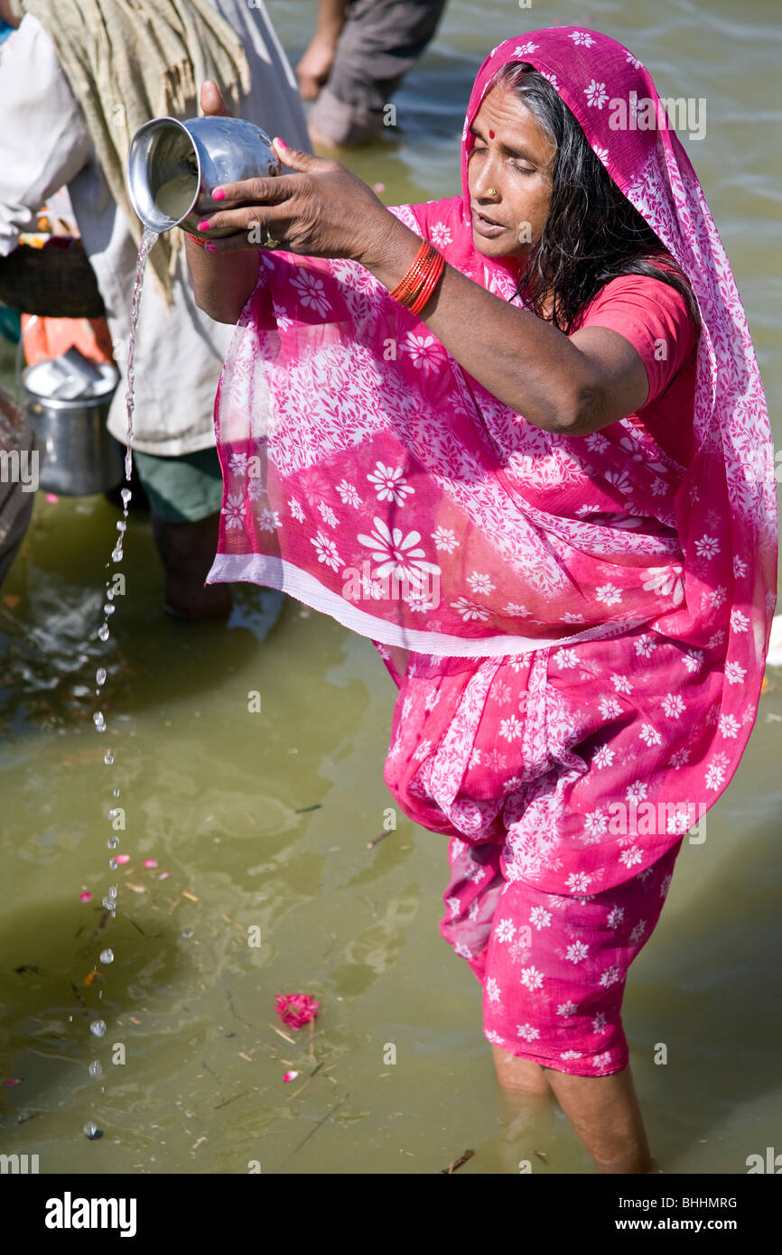 Donna indù eseguendo il rituale puja. Sangam (la confluenza del Gange e del fiume Yamuna Allahabad). India Foto Stock