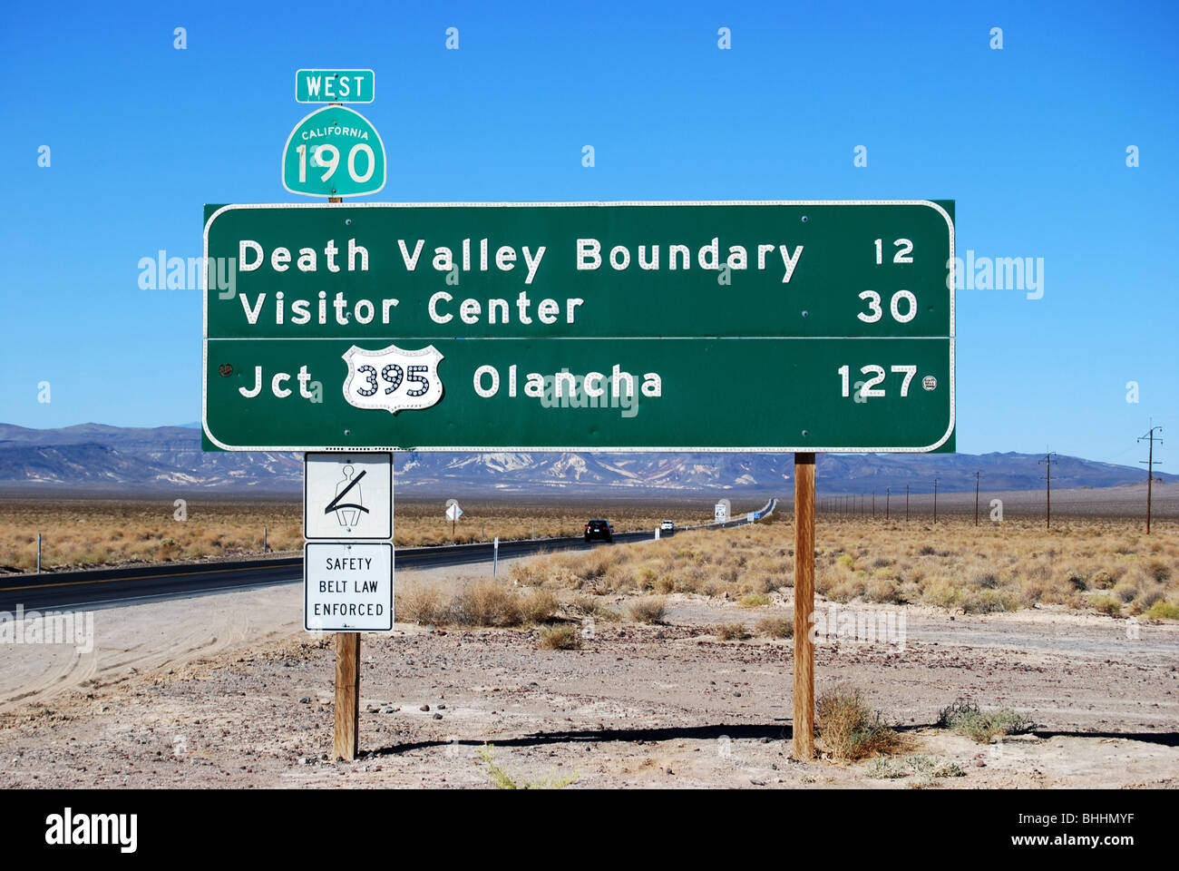 Autostrada segno con percorrenza chilometrica a valle della morte, del centro visitatori e olancha sulla HWY 190 Death Valley California Foto Stock