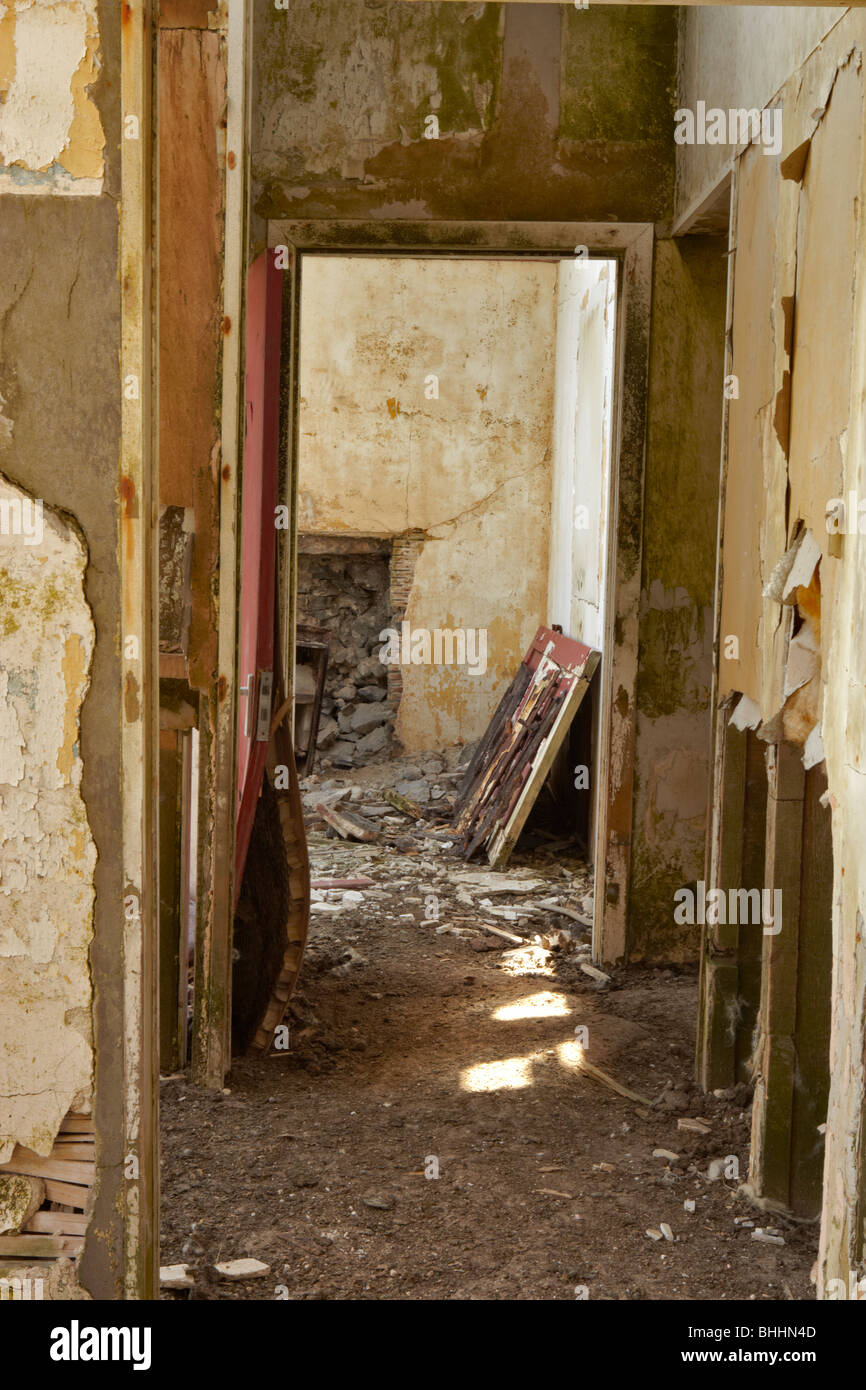 Decay gradualmente prende il controllo di questa casa abbandonata sull'isola delle Ebridi della scarpata, Scozia Foto Stock
