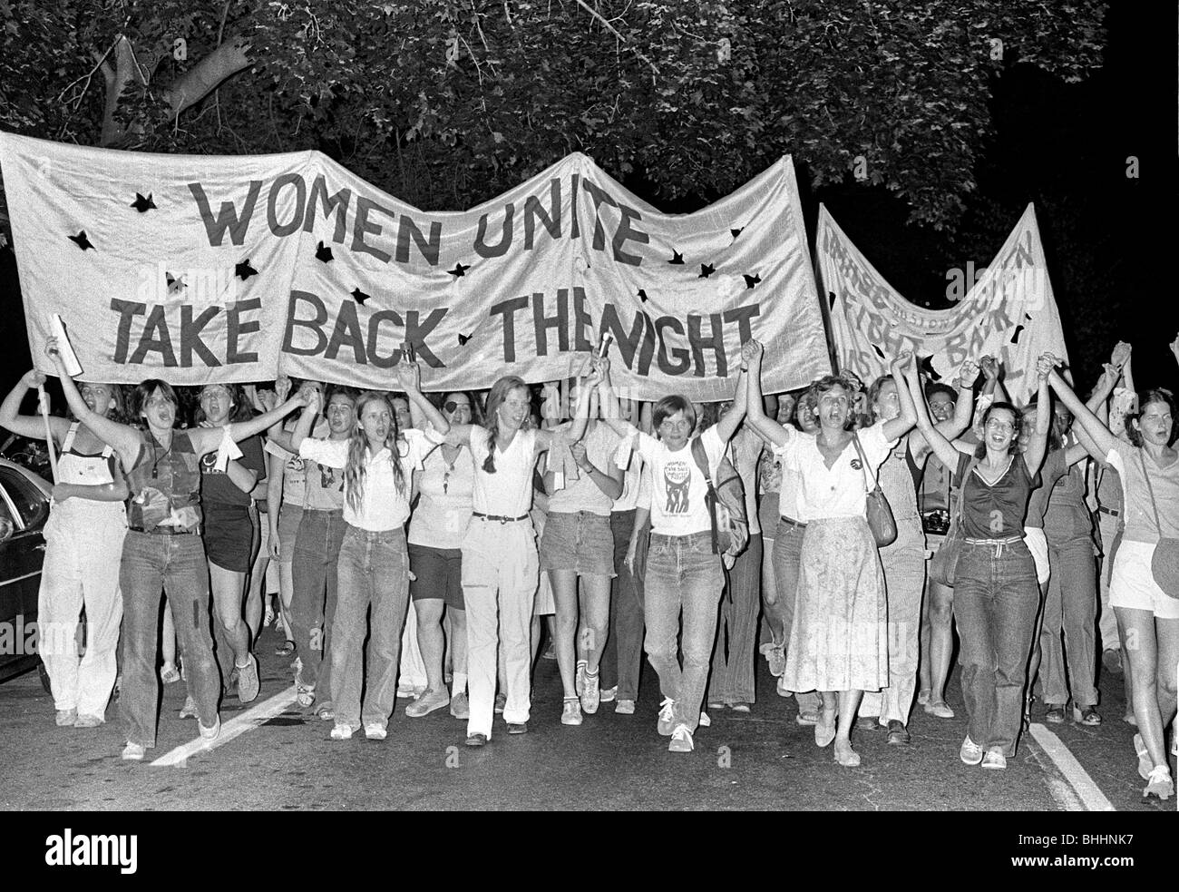 Far reagire ad un aumento di criminalità di strada, le donne dimostranti su Boston's Fenway rally a "prendere nuovamente la Notte' con il sostegno reciproco nel 1979 Foto Stock