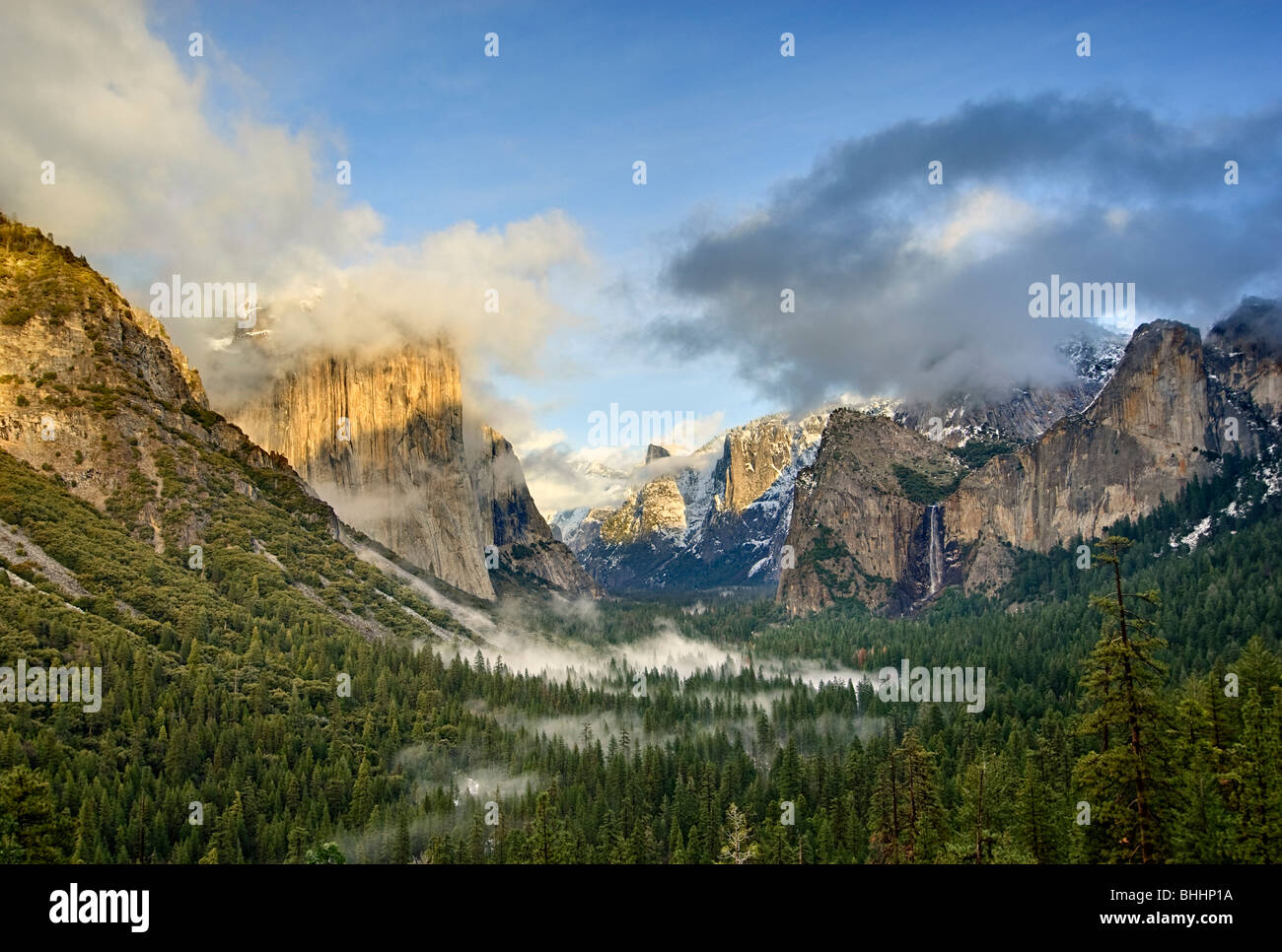 Drammatica Vista del Parco Nazionale di Yosemite dalla vista di tunnel. Foto Stock